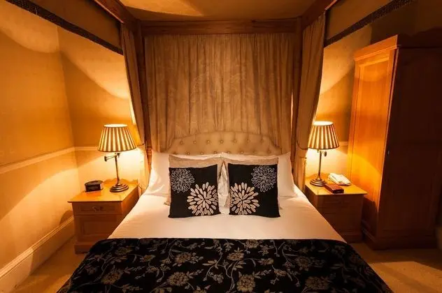 Tek Büyük Yataklı Oda (Four Poster Bed)