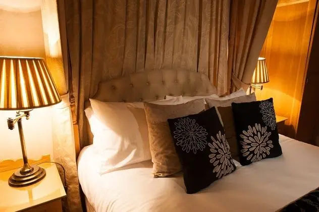 Tek Büyük Yataklı Oda (Four Poster Bed)