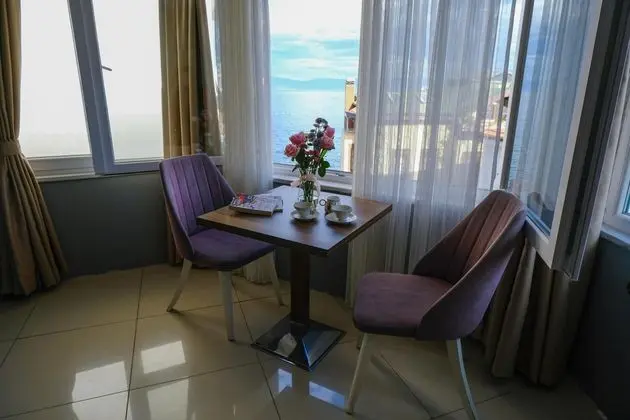 Denız manzaralı oda