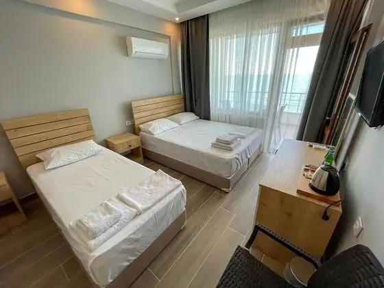 Üç Kişilik Standart - Deniz Manzaralı - Balkonlu Oda