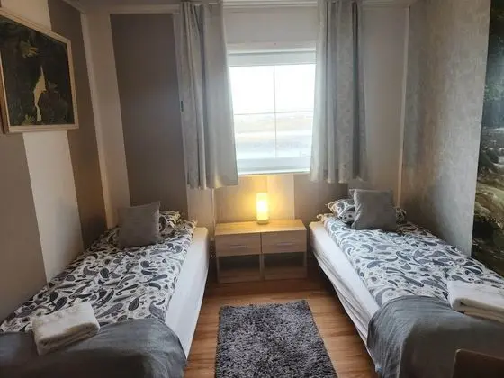 İki Ayrı Yataklı Oda, Ortak Banyo