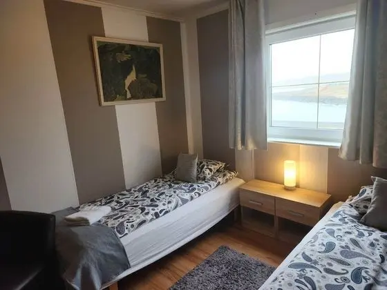 İki Ayrı Yataklı Oda, Ortak Banyo