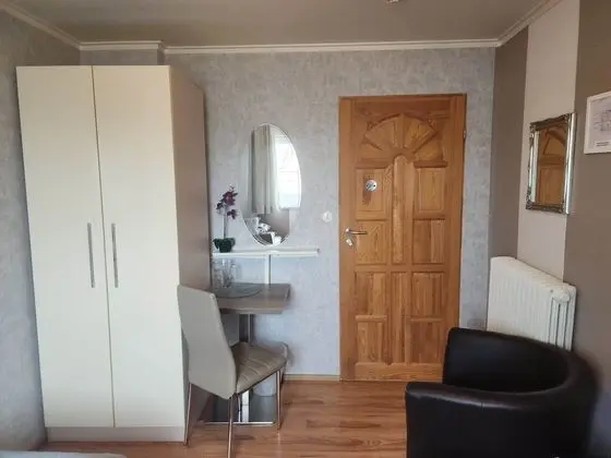 İki Ayrı Yataklı Oda, Ortak Banyo