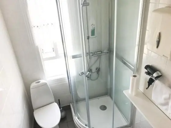 İki Ayrı Yataklı Oda, Ortak Banyo