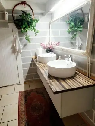 İki Ayrı Yataklı Oda, Ortak Banyo
