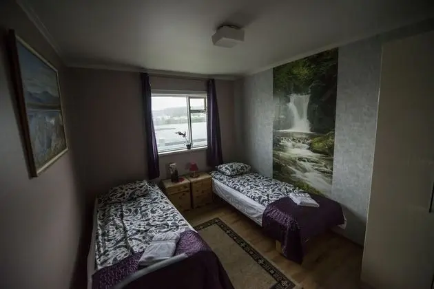 İki Ayrı Yataklı Oda, Ortak Banyo