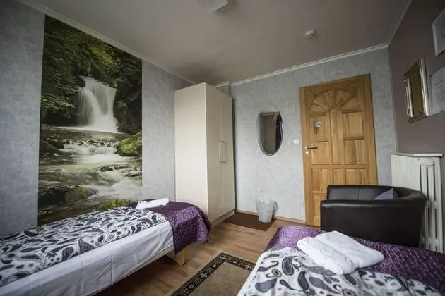 İki Ayrı Yataklı Oda, Ortak Banyo