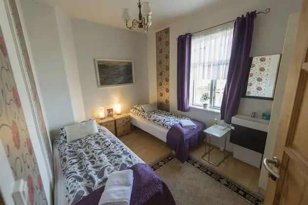 Tek Büyük veya İki Ayrı Yataklı Oda, Ortak Banyo