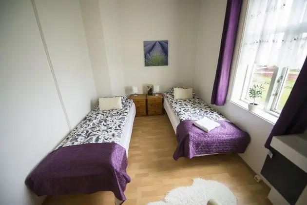 Tek Büyük veya İki Ayrı Yataklı Oda, Ortak Banyo