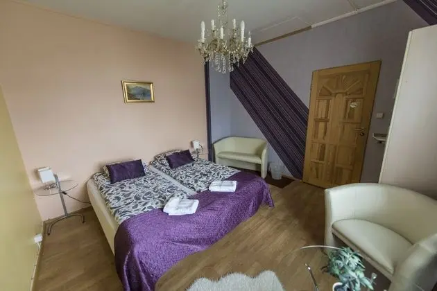 Tek Büyük veya İki Ayrı Yataklı Oda, Ortak Banyo