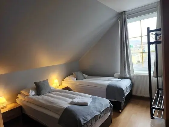 Tek Büyük veya İki Ayrı Yataklı Oda, Ortak Banyo