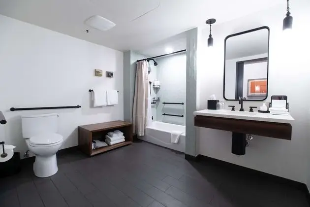 Oda, 1 En Büyük (King) Boy Yatak, Engellilere Uygun (Preferred, Mobility, Bathtub)