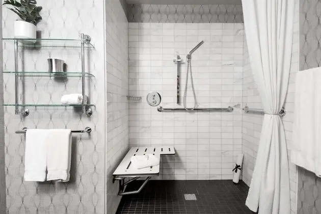 Oda, 2 Çift Kişilik Yatak, Engellilere Uygun (Mobility/Hearing Roll in Shower)
