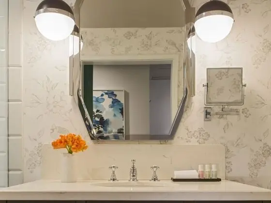 Oda, 1 En Büyük (King) Boy Yatak, Engellilere Uygun (Accessible Tub, Roll-In Shower)