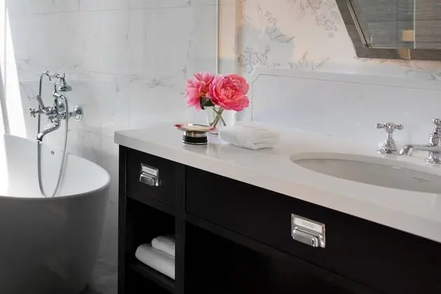 Oda, 1 En Büyük (King) Boy Yatak, Engellilere Uygun (Accessible Tub, Roll-In Shower)