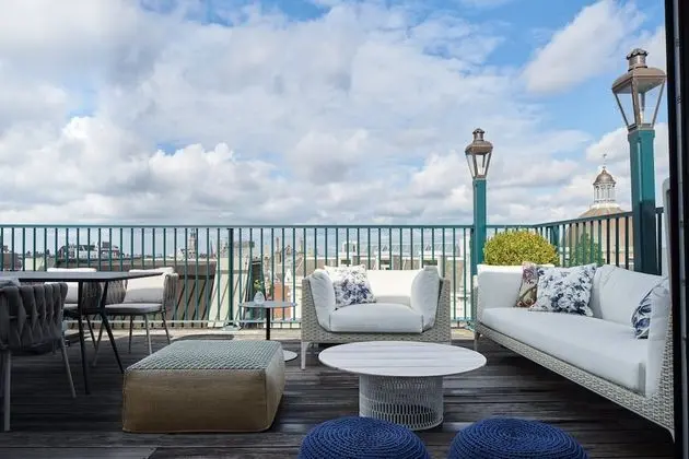 Çatı Katı Süiti (Penthouse), 1 En Büyük (King) Boy Yatak (De Witt)