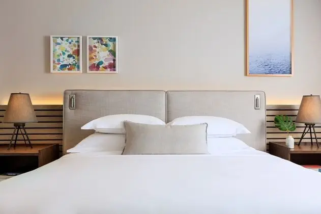 Premier Room, 1 King Bed, Water View (Epic29)