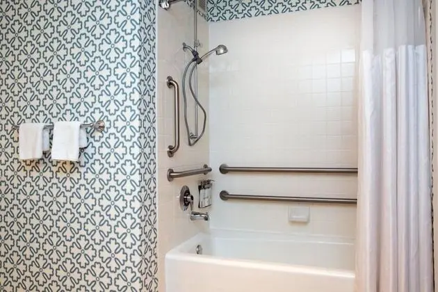 Oda, 1 En Büyük (King) Boy Yatak, Engellilere Uygun (Accessible Tub)