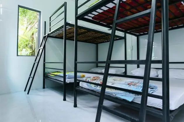 Standard Dört Kişilik Oda, Birden Çok Yatak, Veranda, Avlu Manzaralı