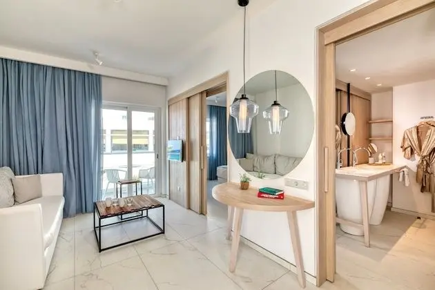 Suite, 1 Bedroom, Partial Sea View Double Bed