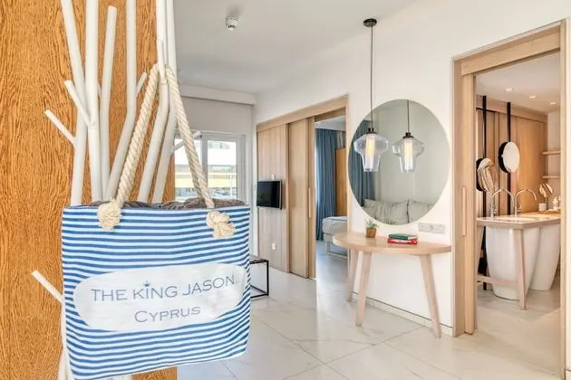 Suite, 1 Bedroom, Partial Sea View Double Bed