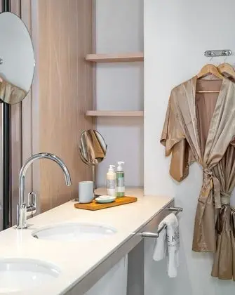 Suite, 1 Bedroom, Partial Sea View Double Bed