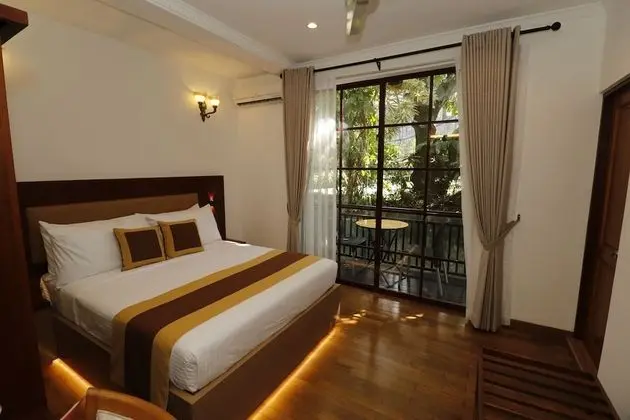 Deluxe Tek Büyük Yataklı Oda, Balkon, Bahçe Manzaralı