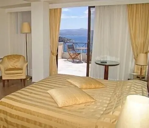 Üç Kişilik Oda, Deniz Manzaralı