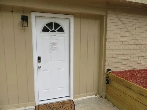 Premium Studio A (Private Entrance top of driveway, front left side of house)