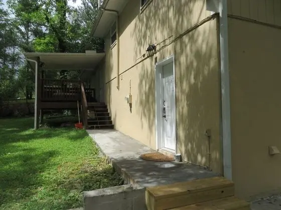 Premium Suite B (Entrance down driveway to back of house, turn right, up 3 wooden steps)