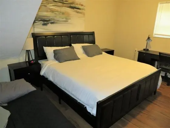 Premium Suite B (Entrance down driveway to back of house, turn right, up 3 wooden steps)