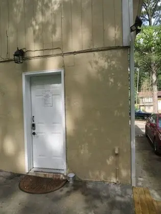 Premium Suite B (Entrance down driveway to back of house, turn right, up 3 wooden steps)