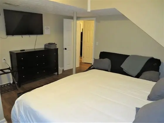 Premium Suite B (Entrance down driveway to back of house, turn right, up 3 wooden steps)