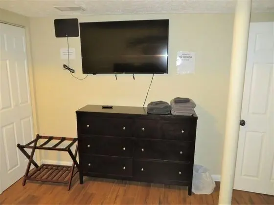 Premium Suite B (Entrance down driveway to back of house, turn right, up 3 wooden steps)