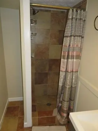 Premium Suite B (Entrance down driveway to back of house, turn right, up 3 wooden steps)
