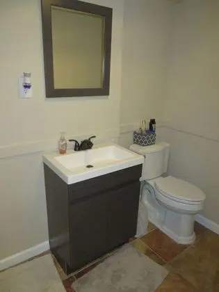 Premium Suite B (Entrance down driveway to back of house, turn right, up 3 wooden steps)
