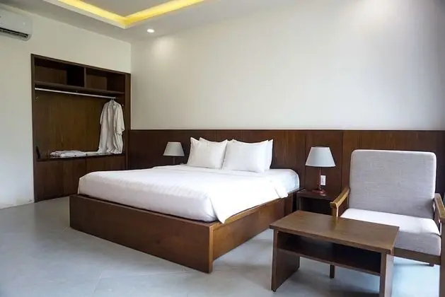 Deluxe Tek Büyük Yataklı Oda, Havuz Manzaralı