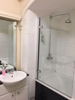 İki Ayrı Yataklı Oda, Ortak Banyo