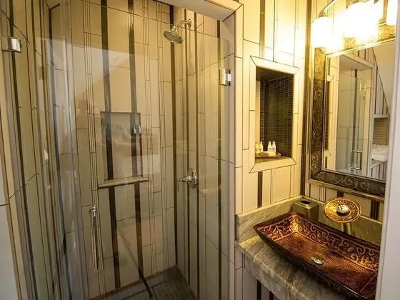 Luxury Tek Büyük Yataklı Oda, Banyolu/Duşlu, Liman Manzaralı (The Diplomat)