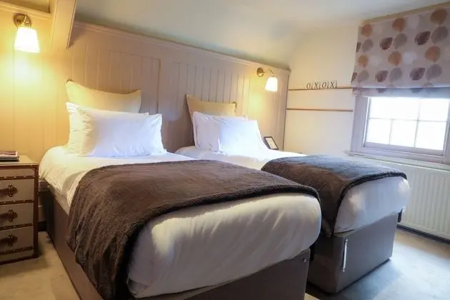 Deluxe Double or Twin Room (5)