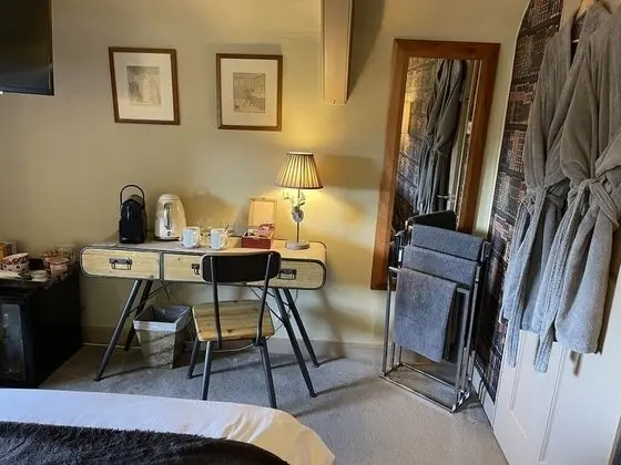 Deluxe Double or Twin Room (5)