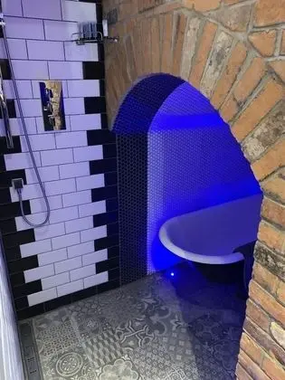 Deluxe Tek Büyük Yataklı Oda, Banyolu/Duşlu (Room 7, No 8ight)
