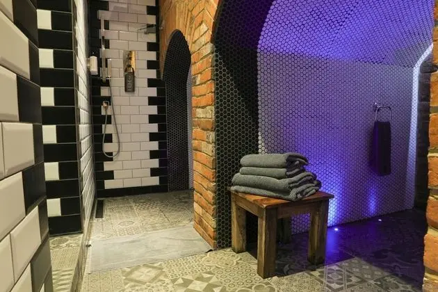 Deluxe Tek Büyük Yataklı Oda, Banyolu/Duşlu (Room 7, No 8ight)