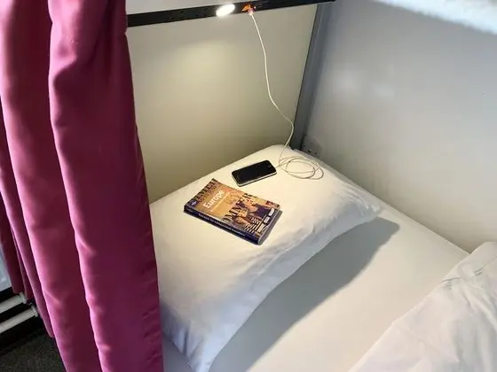 İki Ayrı Yataklı Oda, Ortak Banyo