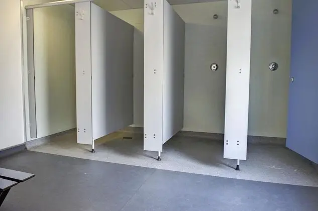 İki Ayrı Yataklı Oda, Ortak Banyo