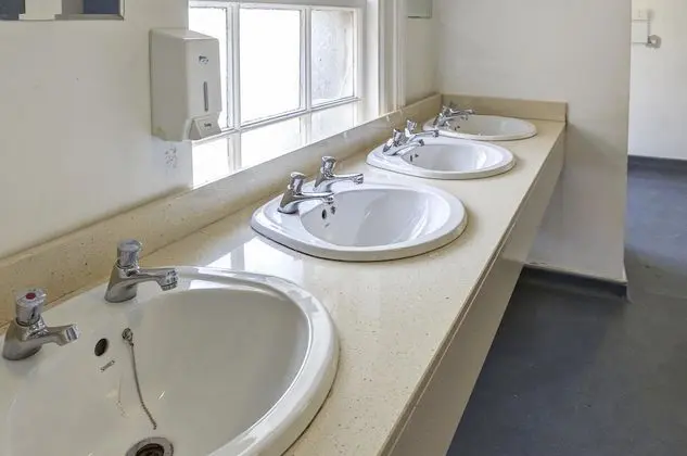 İki Ayrı Yataklı Oda, Ortak Banyo