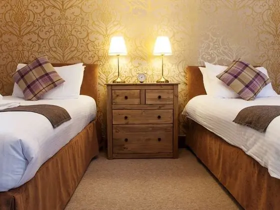 İki Ayrı Yataklı Oda, Ortak Banyo