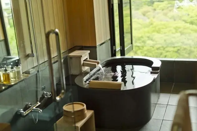 Süit (Club Floor, with view from bath)