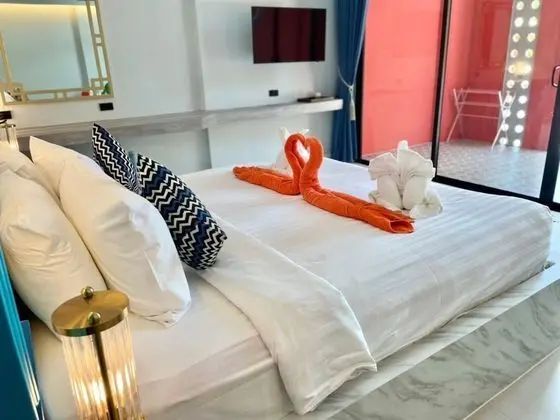Red Pool Suite King