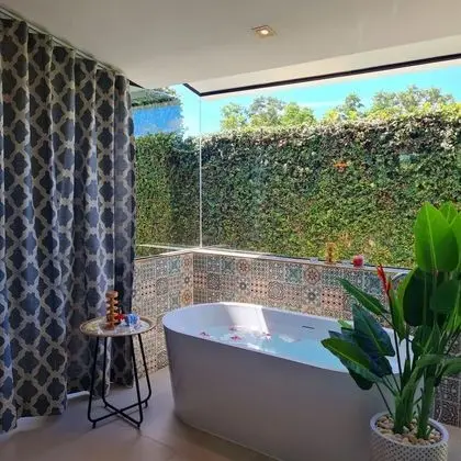 Red Pool Suite King